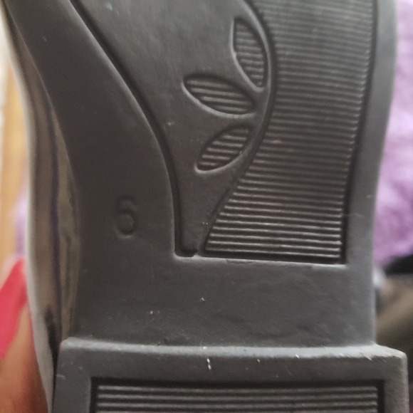 Shoes - Picture 4 of 4